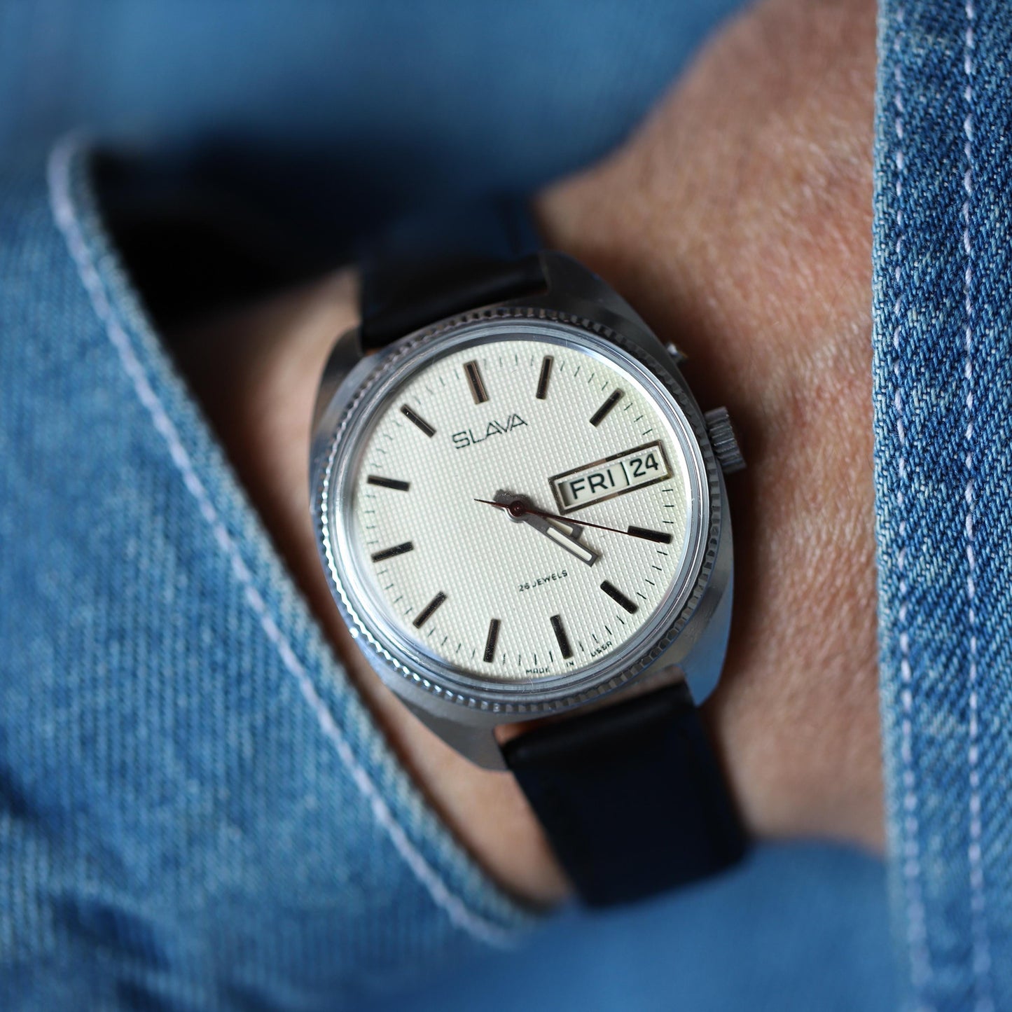 Vintage Soviet SLAVA Watch with Calendar – 1970s USSR Men’s Wristwatch – Mechanical Wind-Up – Collectible Timepiece