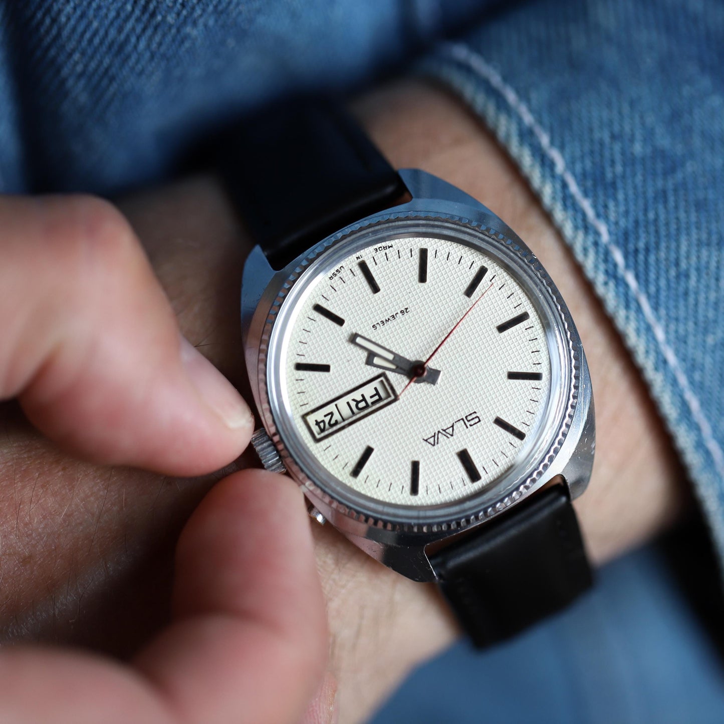 Vintage Soviet SLAVA Watch with Calendar – 1970s USSR Men’s Wristwatch – Mechanical Wind-Up – Collectible  Timepiece